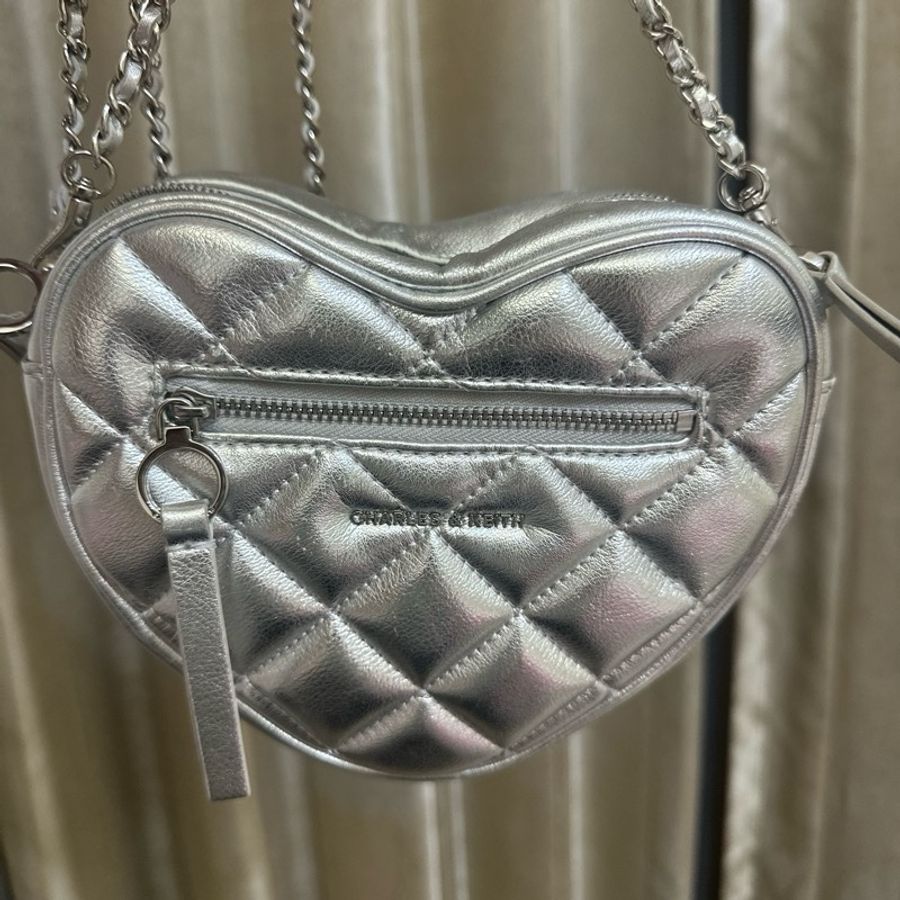 Charles &Keith 潮流銀色愛心包-11