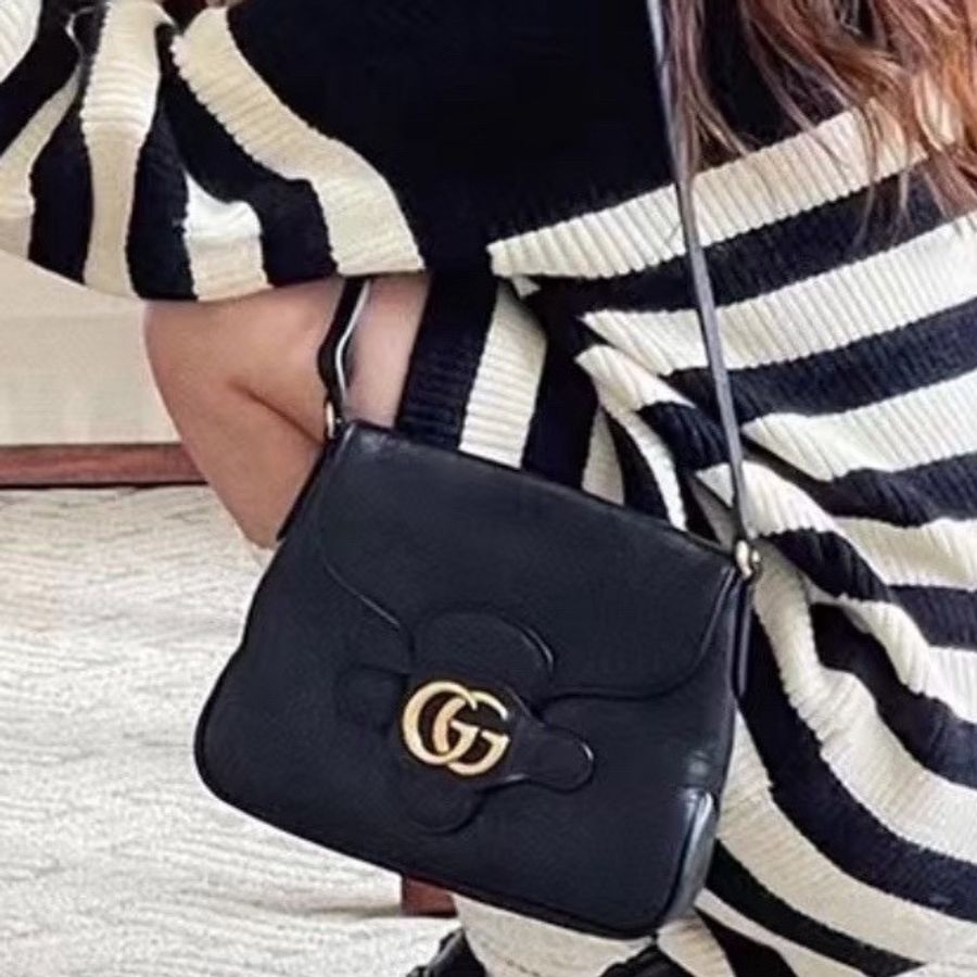 日常實用款❤️🔥Gucci古馳黑金全皮雙G扣郵差包單肩斜挎包-4