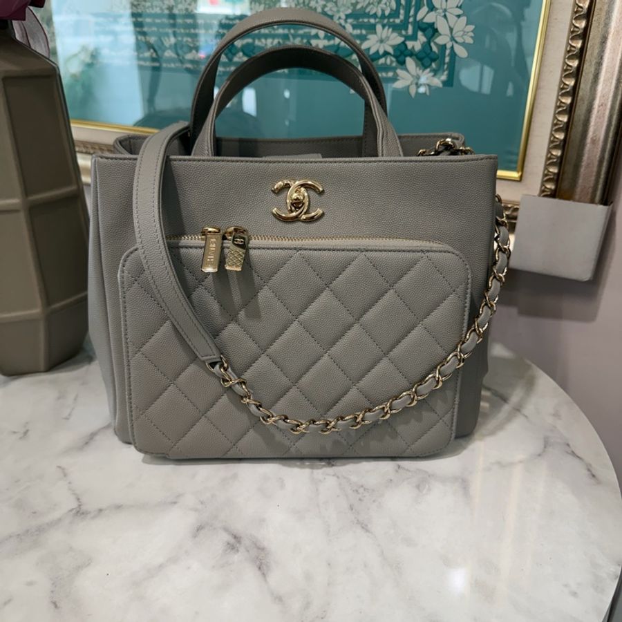 Chanel 淺灰荔枝牛皮菱格紋淡金釦前ㄇ拉口袋手提肩斜背包A93750-0