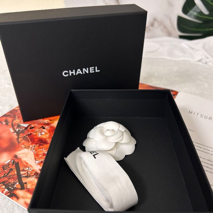 Chanel 對開扣式兩折黑色荔枝皮短夾-1