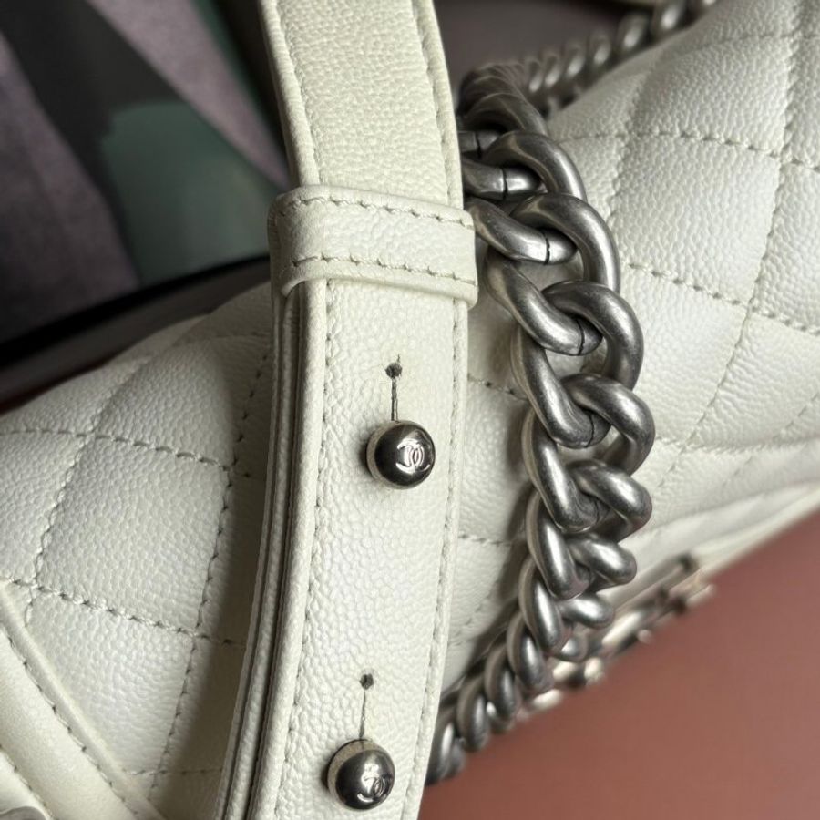 ::CHANEL:: BOY 20公分 奶昔白灰銀釦小型口蓋包 斜背包 鏈帶包-12