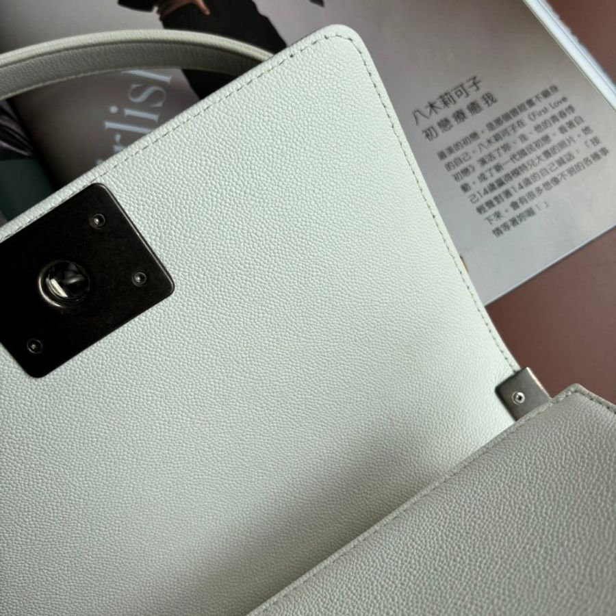::CHANEL:: BOY 20公分 奶昔白灰銀釦小型口蓋包 斜背包 鏈帶包-14