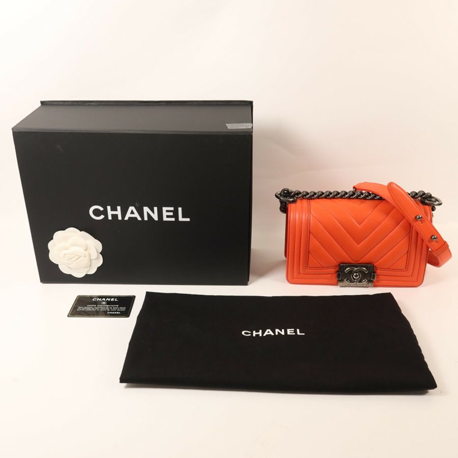 CHANEL 牛皮皮革Boy 20銀扣鏈帶肩背袋-9