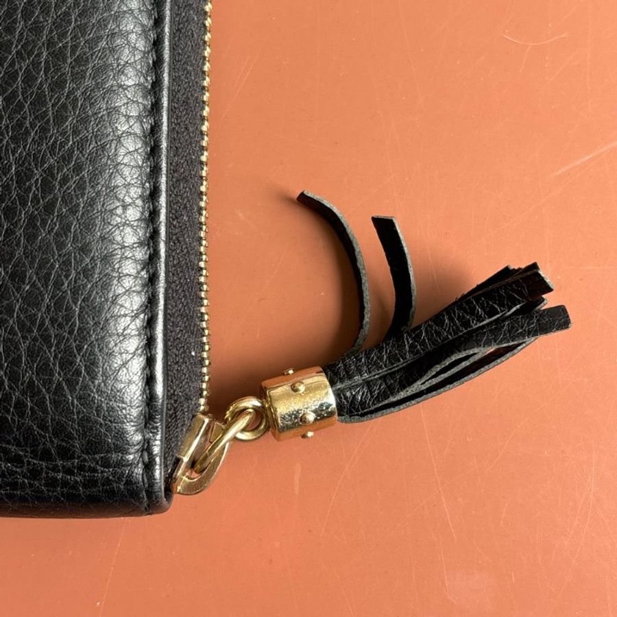 ::GUCCI:: 291102 Soho黑色皮革雙G壓紋流蘇拉鍊長夾-8