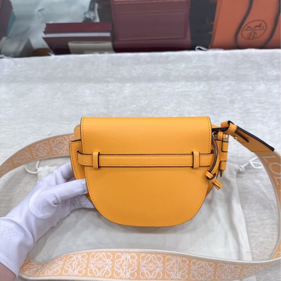 LOEWE羅意威新款經典馬鞍包-1