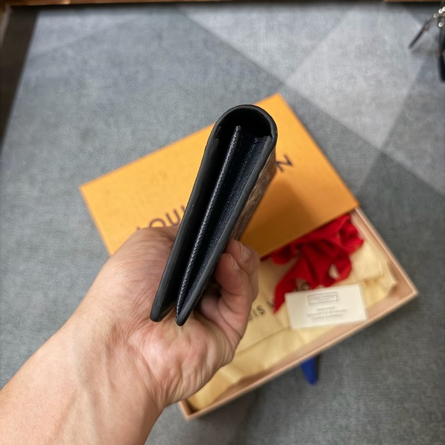 Lv限定款 長頸鹿全皮老花壓紋翻蓋長夾-4