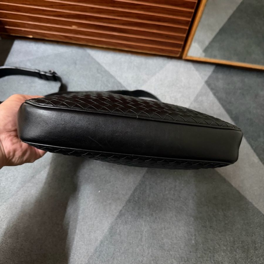 BOTTEGA VENETA 經典編織小牛皮斜背包-3