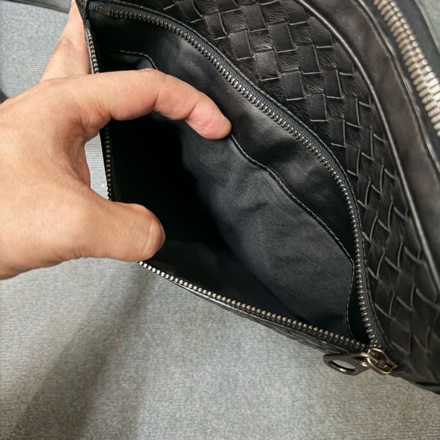 BOTTEGA VENETA 經典編織小牛皮斜背包-6