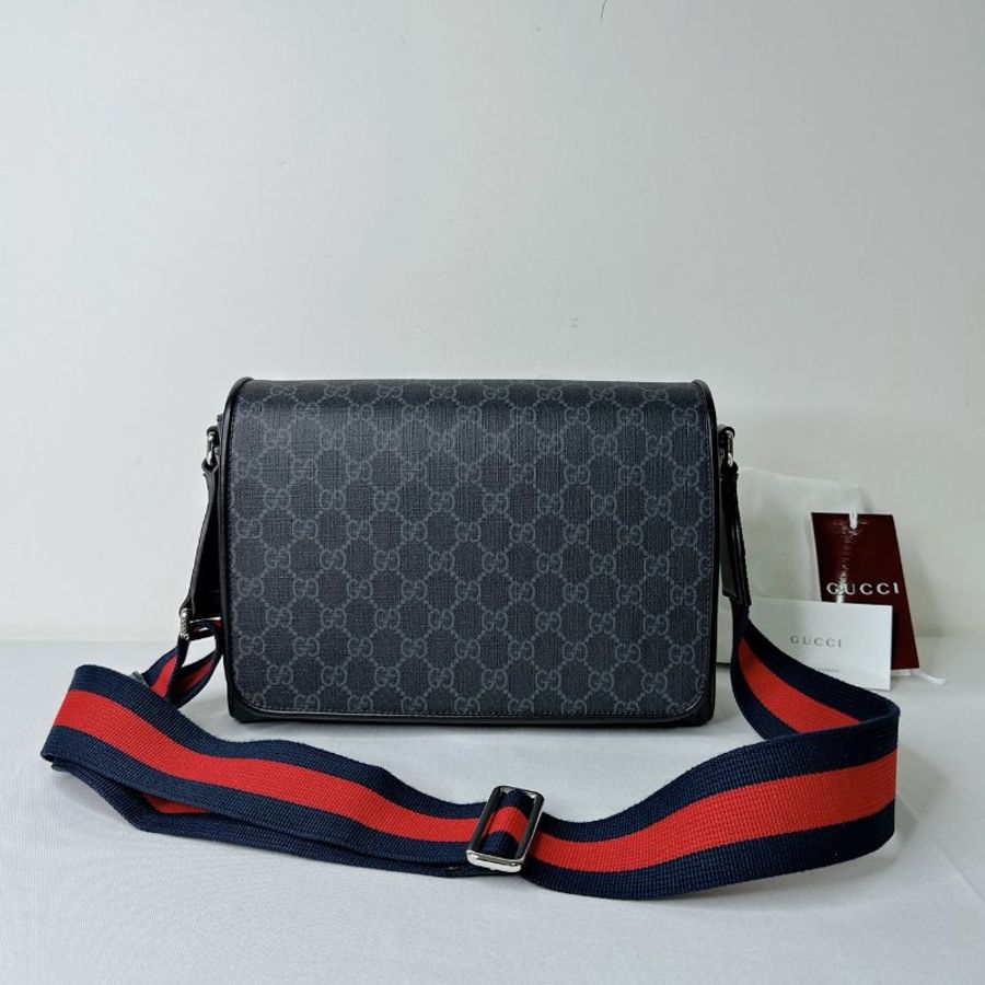 GUCCI 滿版老花磁吸掀蓋郵差包-1