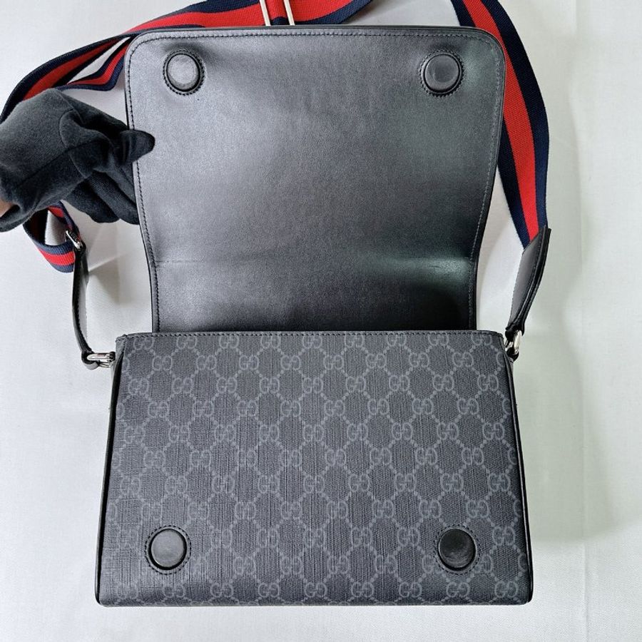 GUCCI 滿版老花磁吸掀蓋郵差包-7