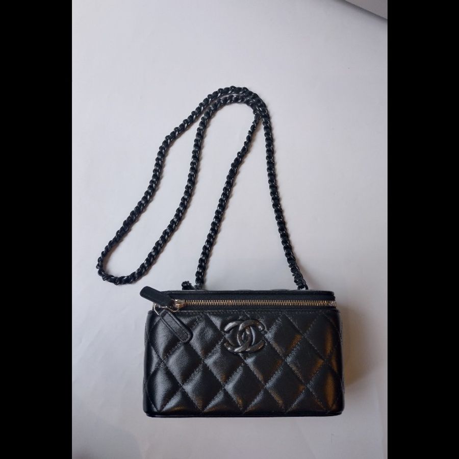 Chanel 黑鍊黑羊皮菱格斜背小方化妝包-7