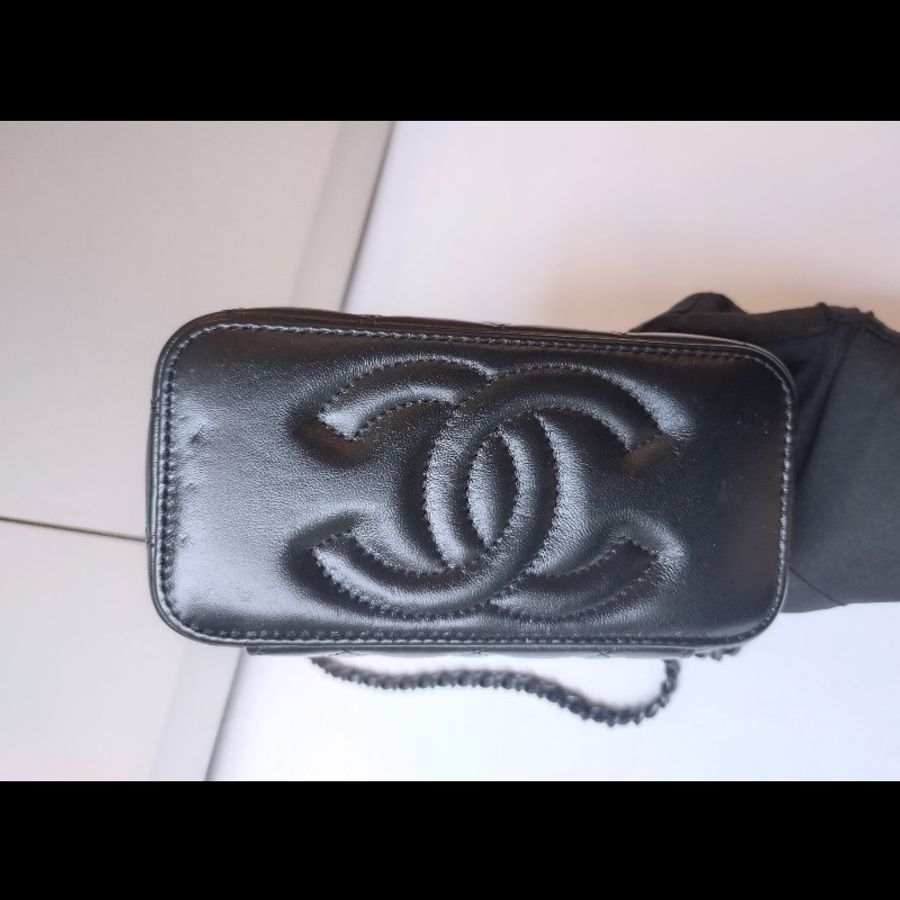 Chanel 黑鍊黑羊皮菱格斜背小方化妝包-11