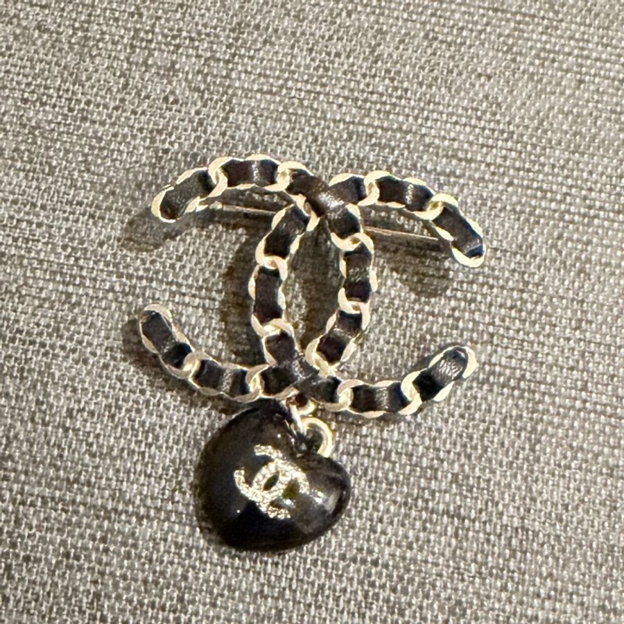 CHANEL絕版皮穿鏈雙C胸針🖤-2