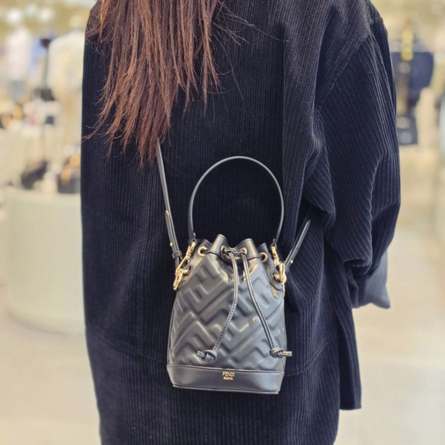 ⏰當季新品 原價6萬1千2🌺Fendi 8BS093 迷你 FF 立體浮雕Mon Tresor 包 黑色/附肩帶-10