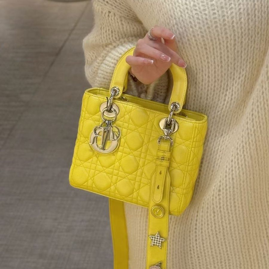 DIOR 四格黛妃包 檸檬黃,肩帶上的限量徽章 20*17*8cm 99新配件肩帶 塵袋-1