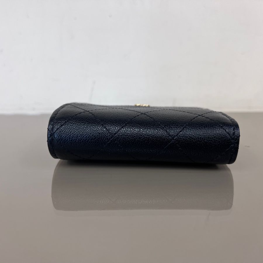 Chanel黑山羊皮菱格金釦內零錢袋4卡對釦短夾-4