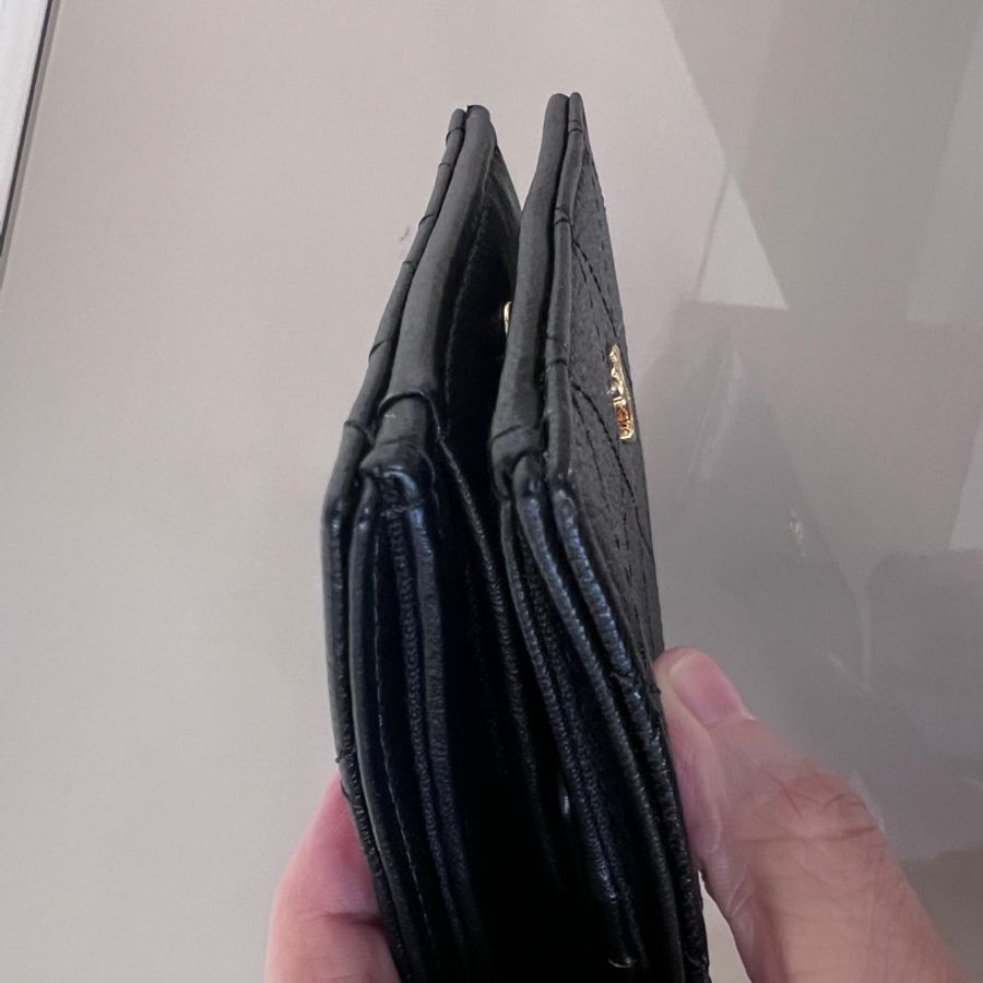 Chanel黑山羊皮菱格金釦內零錢袋4卡對釦短夾-11