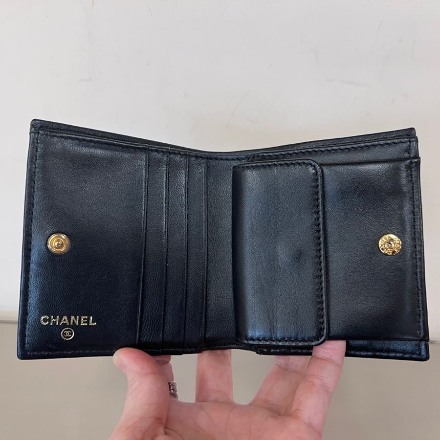 Chanel黑山羊皮菱格金釦內零錢袋4卡對釦短夾-16