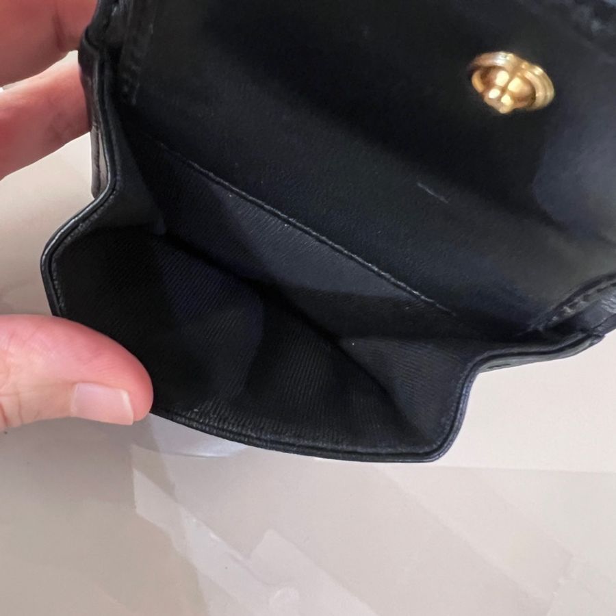 Chanel黑山羊皮菱格金釦內零錢袋4卡對釦短夾-18