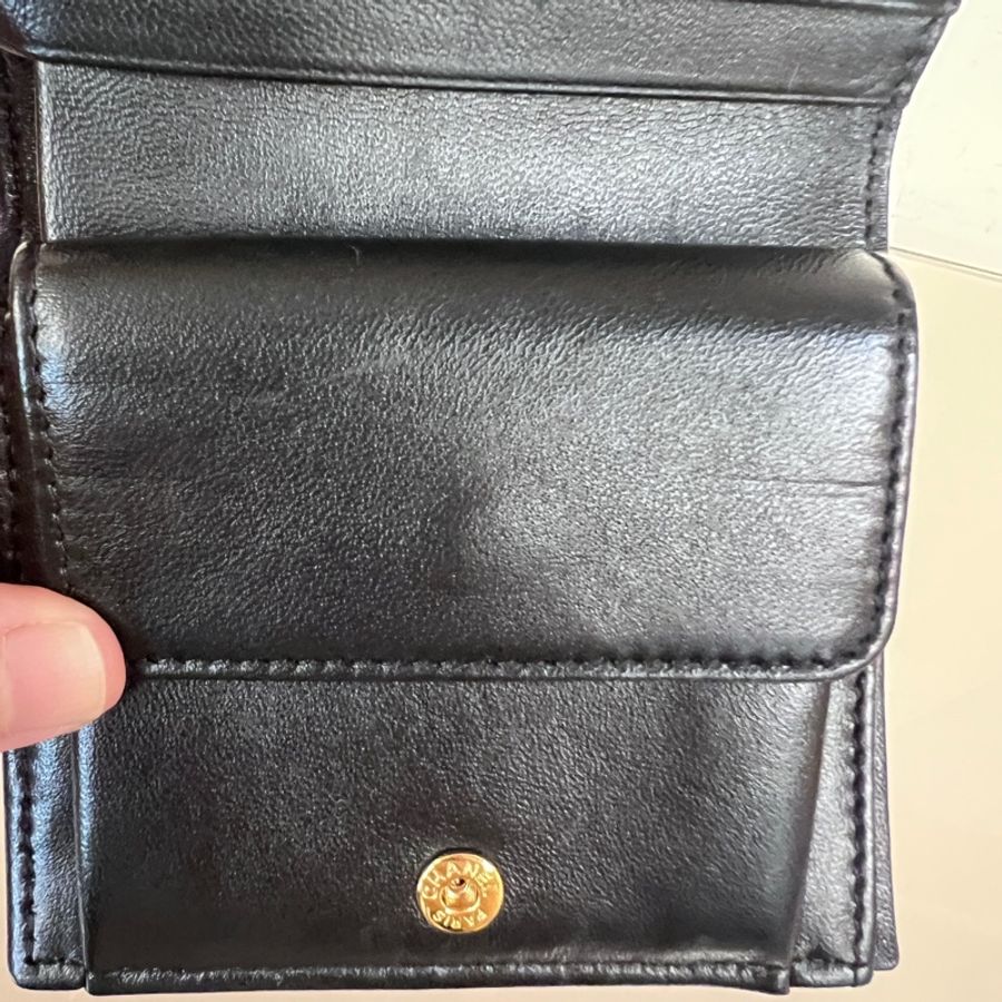 Chanel黑山羊皮菱格金釦內零錢袋4卡對釦短夾-20
