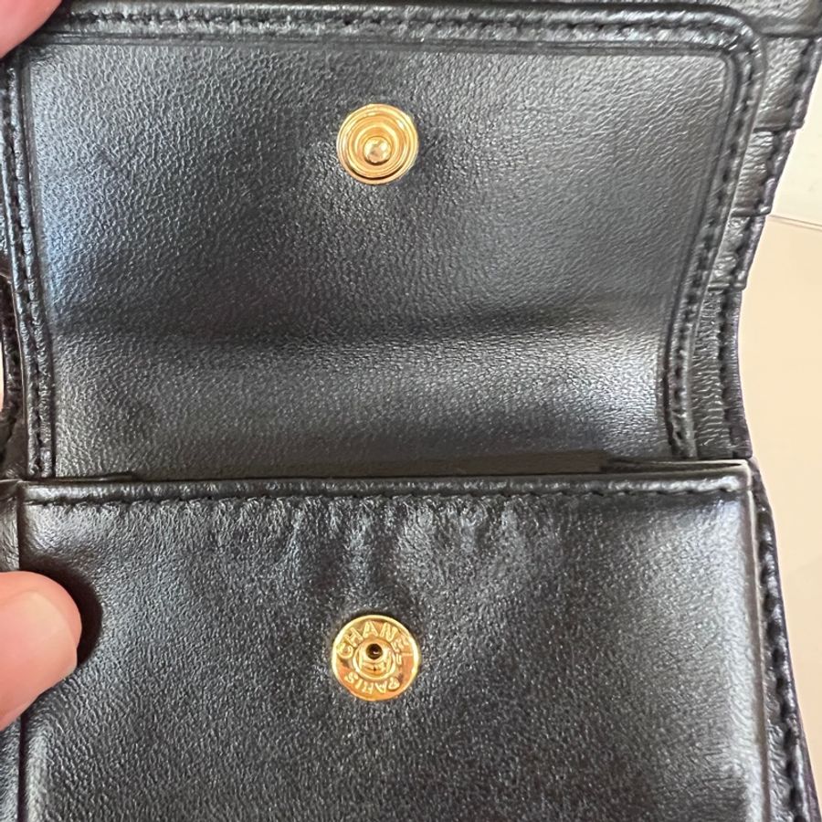 Chanel黑山羊皮菱格金釦內零錢袋4卡對釦短夾-21