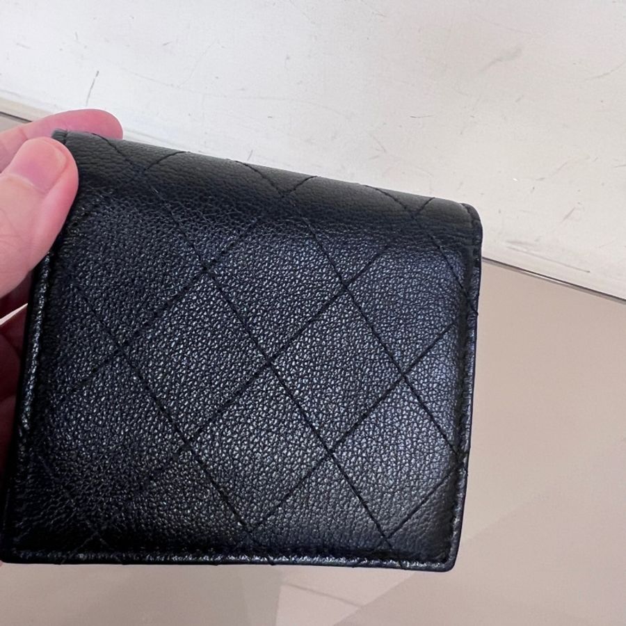 Chanel黑山羊皮菱格金釦內零錢袋4卡對釦短夾-23