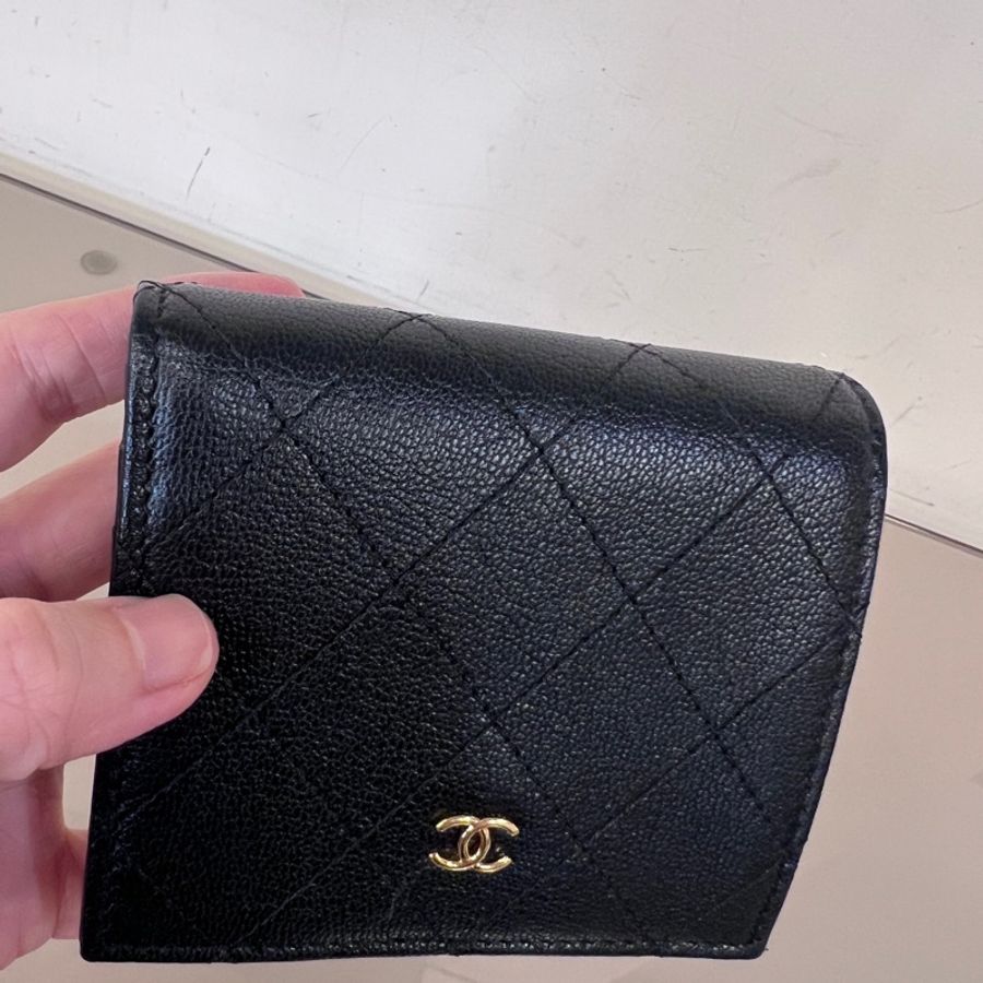 Chanel黑山羊皮菱格金釦內零錢袋4卡對釦短夾-25