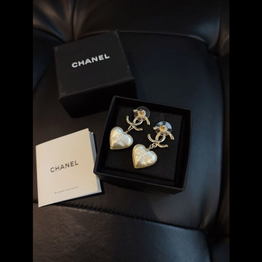 Chanel 22V earrings
淡金巴洛克雙C 愛心珍珠耳環-1
