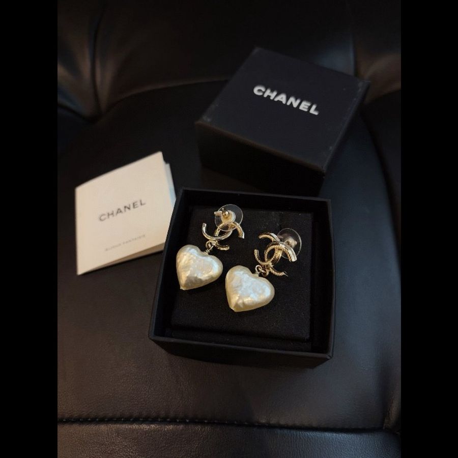 Chanel 22V earrings
淡金巴洛克雙C 愛心珍珠耳環-2