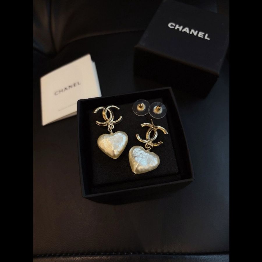 Chanel 22V earrings
淡金巴洛克雙C 愛心珍珠耳環-3