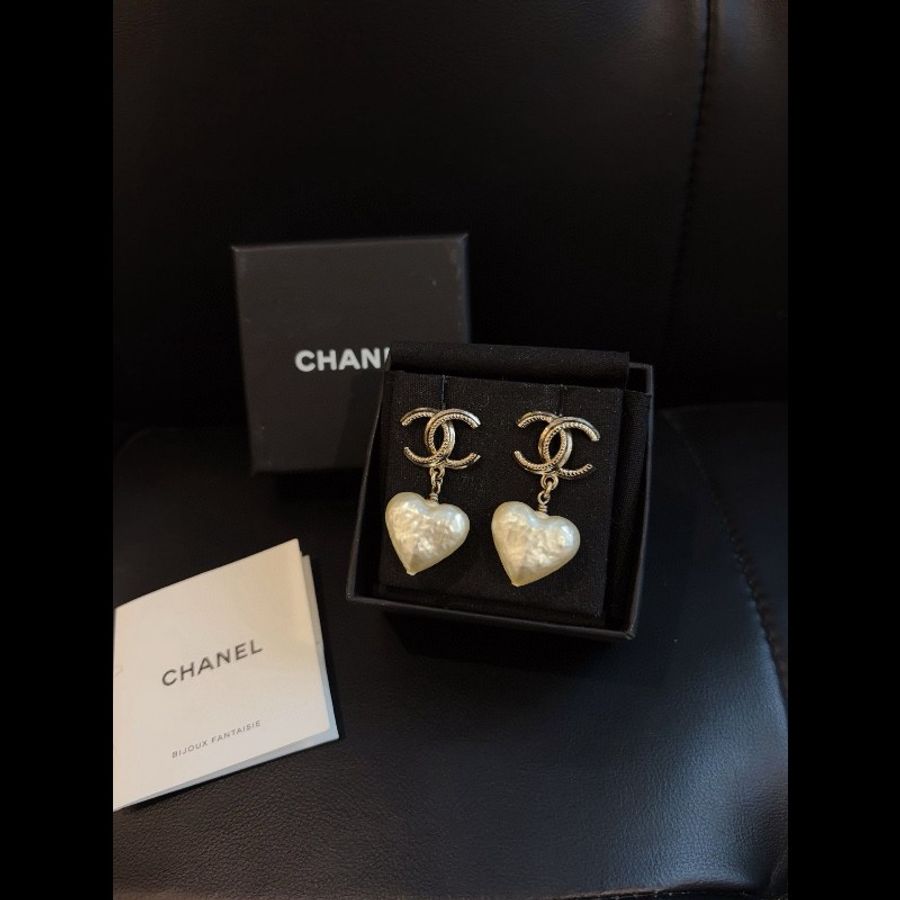 Chanel 22V earrings
淡金巴洛克雙C 愛心珍珠耳環-4