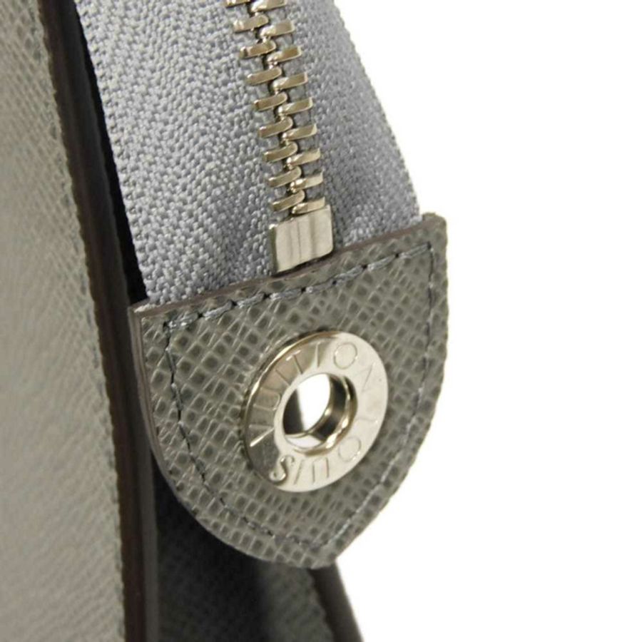 路易威登 (Louis Vuitton) 男士 Pochette Voyage MM 手拿包,美洲杯帆船賽灰色,帶 RFID IC 芯片,全新未使用,Taiga Glacier M59147 款式-5