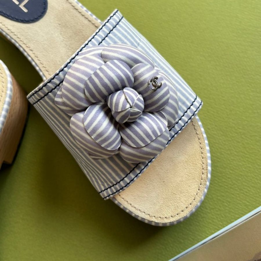 38號 ::CHANEL:: Cloth Mules & Clogs 香奈兒 春夏藍白線條 山茶花穆木屐拖鞋-2
