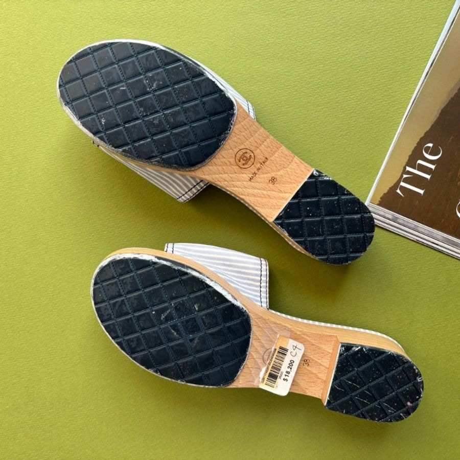 38號 ::CHANEL:: Cloth Mules & Clogs 香奈兒 春夏藍白線條 山茶花穆木屐拖鞋-22