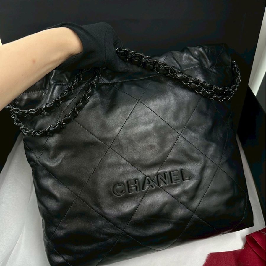 熱門稀有款😍Chanel香奈兒soblack全黑中號22bag垃圾袋單肩手提包-6