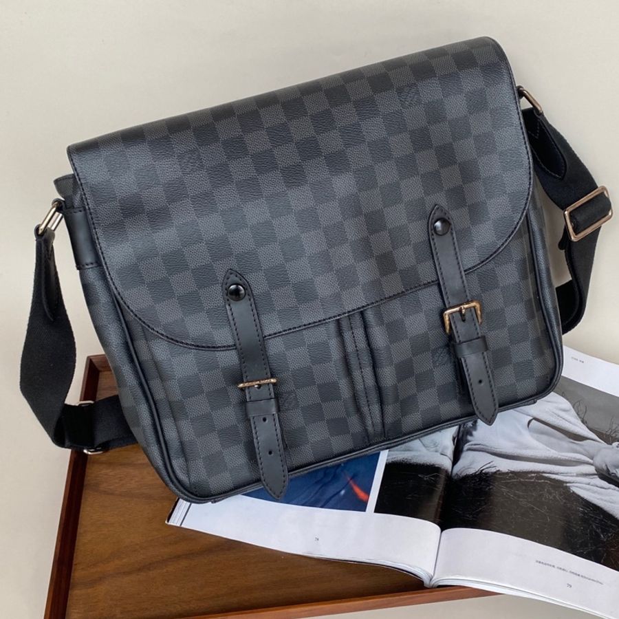 Louis Vuitton黑棋盤格christopher劍橋郵差包,15年編碼,配件無。尺寸:33*8*28cm。-0