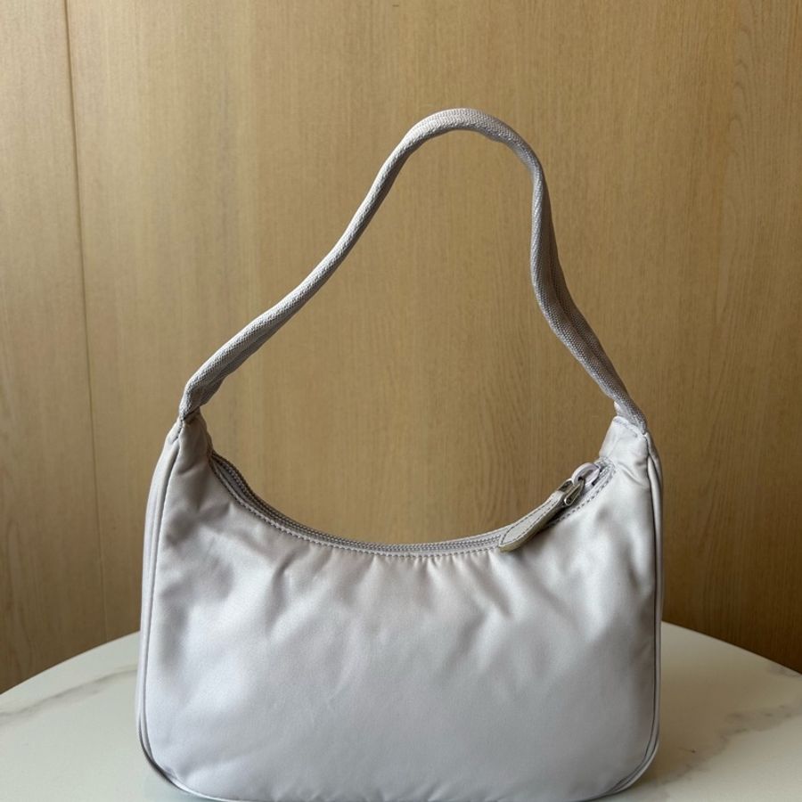 Prada 普拉達baby blue hobo腋下包。-1