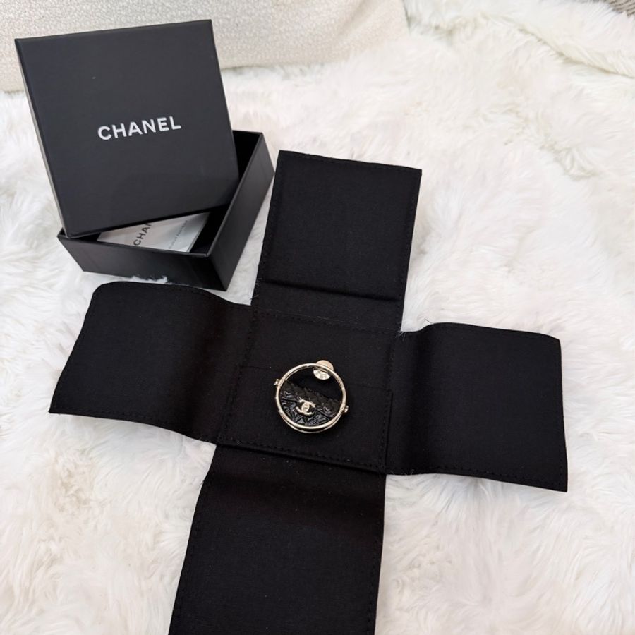 Chanel/ 黑金菱格紋包包造型胸針-1