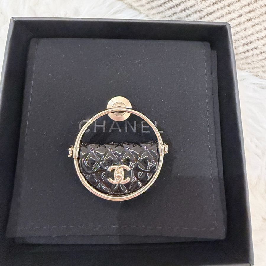 Chanel/ 黑金菱格紋包包造型胸針-2