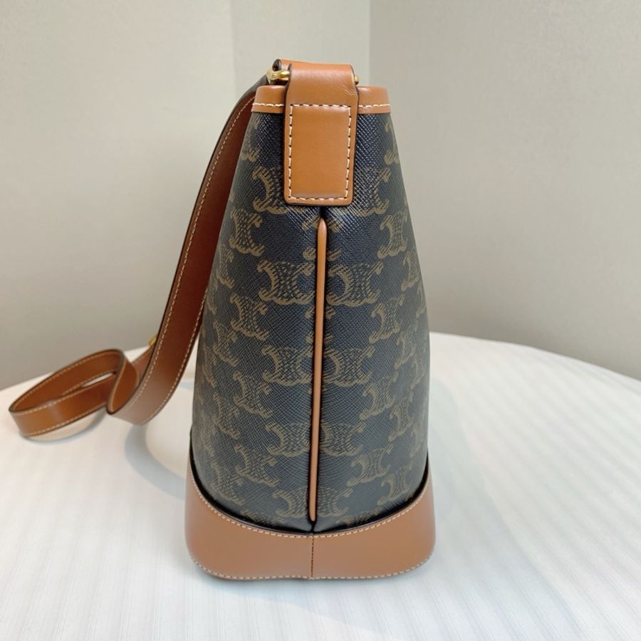 賽琳/Celine Triomphe Bucket 小號凱旋門經典老花棕色水桶包 輕盈又時尚的日常款 配件:塵袋,購證18x13x22cm-2
