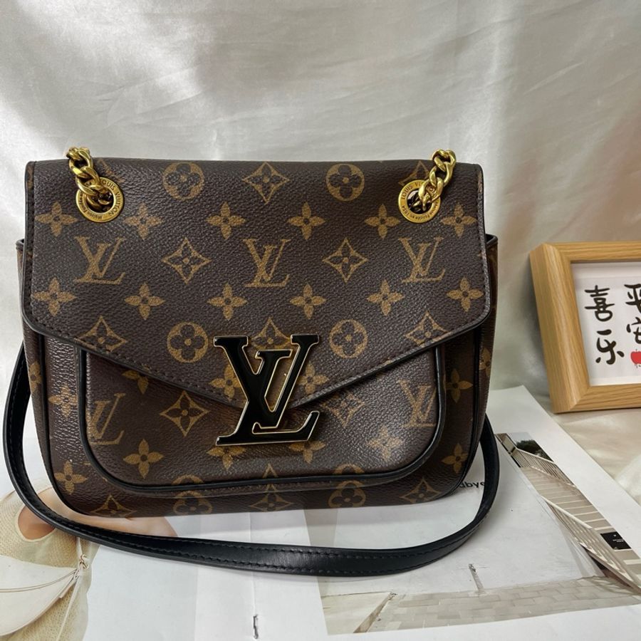 LV路易威登-Passy棕色老花塗層帆布黑色琺瑯金扣郵差包 老花-1