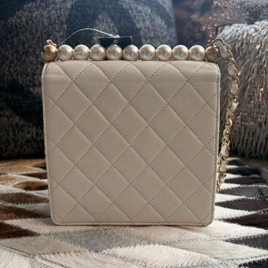 CHANEL 珍珠金釦斜背鏈包 白-2