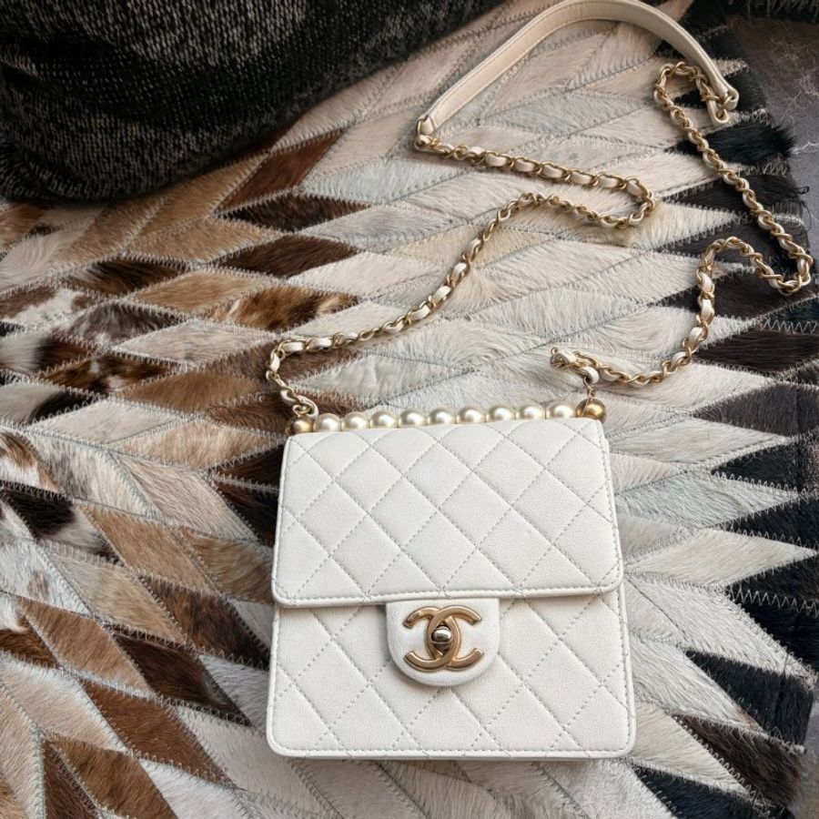 CHANEL 珍珠金釦斜背鏈包 白-0