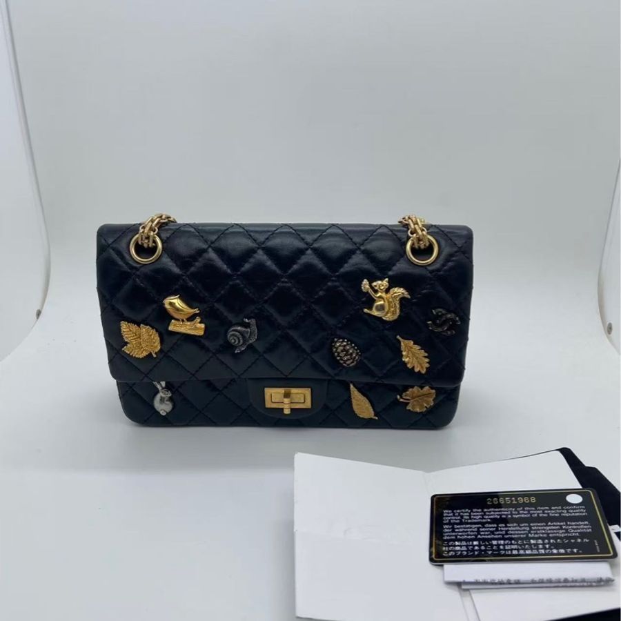 Chanel香奈兒2.55小號徽章黑色牛皮復古金扣鏈條包,鐳射26開-0