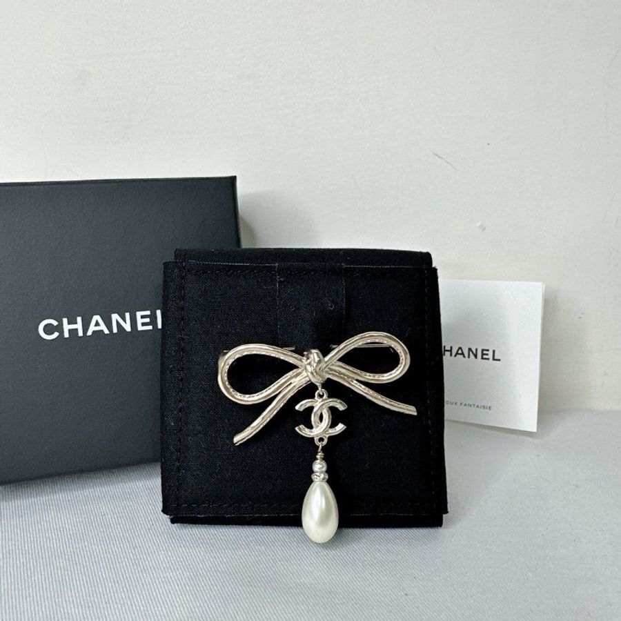 CHANEL 全新22S蝴蝶結珍珠吊墜胸針-1