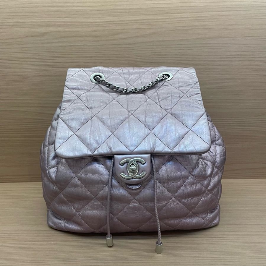 Chanel 雙肩包 珠光紫羊皮2018年 24開 超大容量绝绝紫 洋里洋气 又乖又美 翻开内里像一片山茶花宇宙星夜 实物阳光下细闪超美有塵袋 無卡無盒子尺寸27*29-0