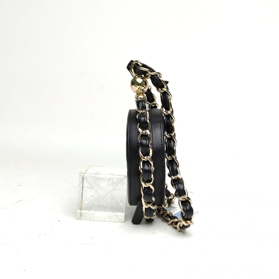 CHANEL CF季節款22早春金球旋轉圓餅包MINI黑色羊皮31開金扣-1