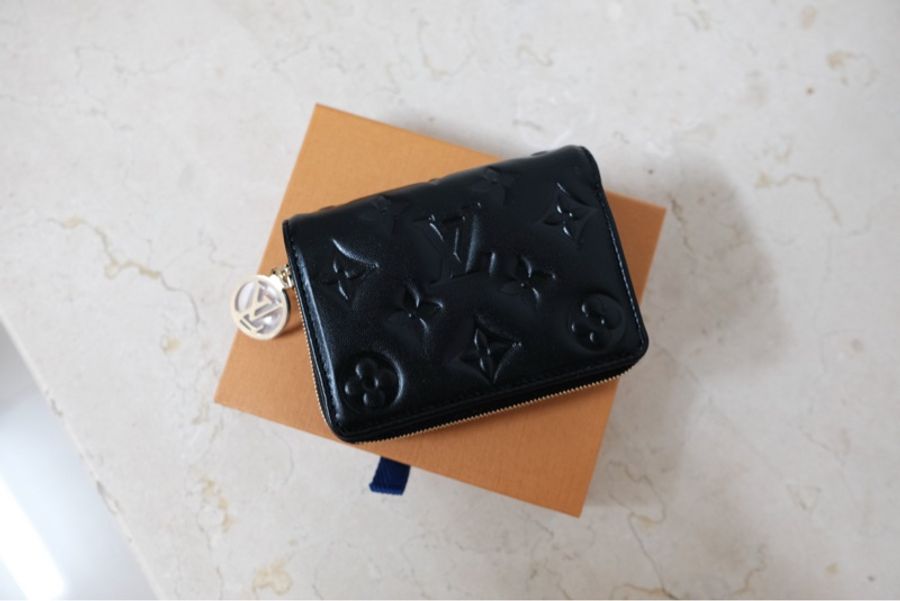 LV Lou小羊皮短夾-0