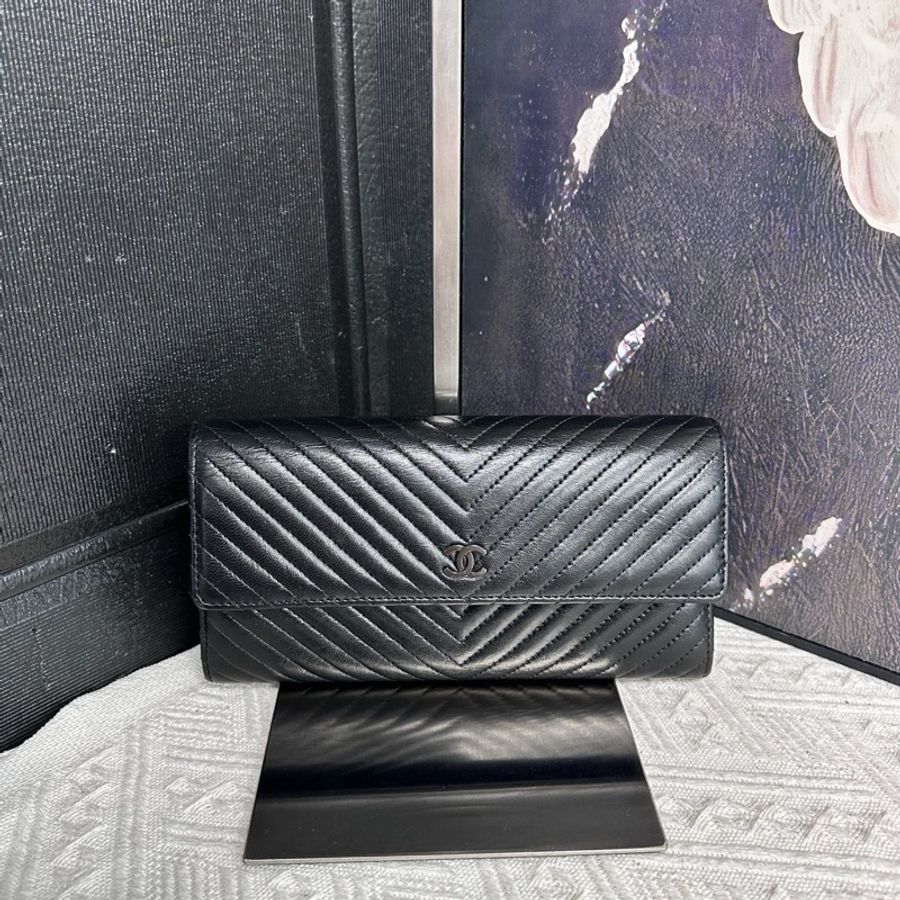 Chanel • 全黑山形紋羊皮翻蓋長夾 So Black-1