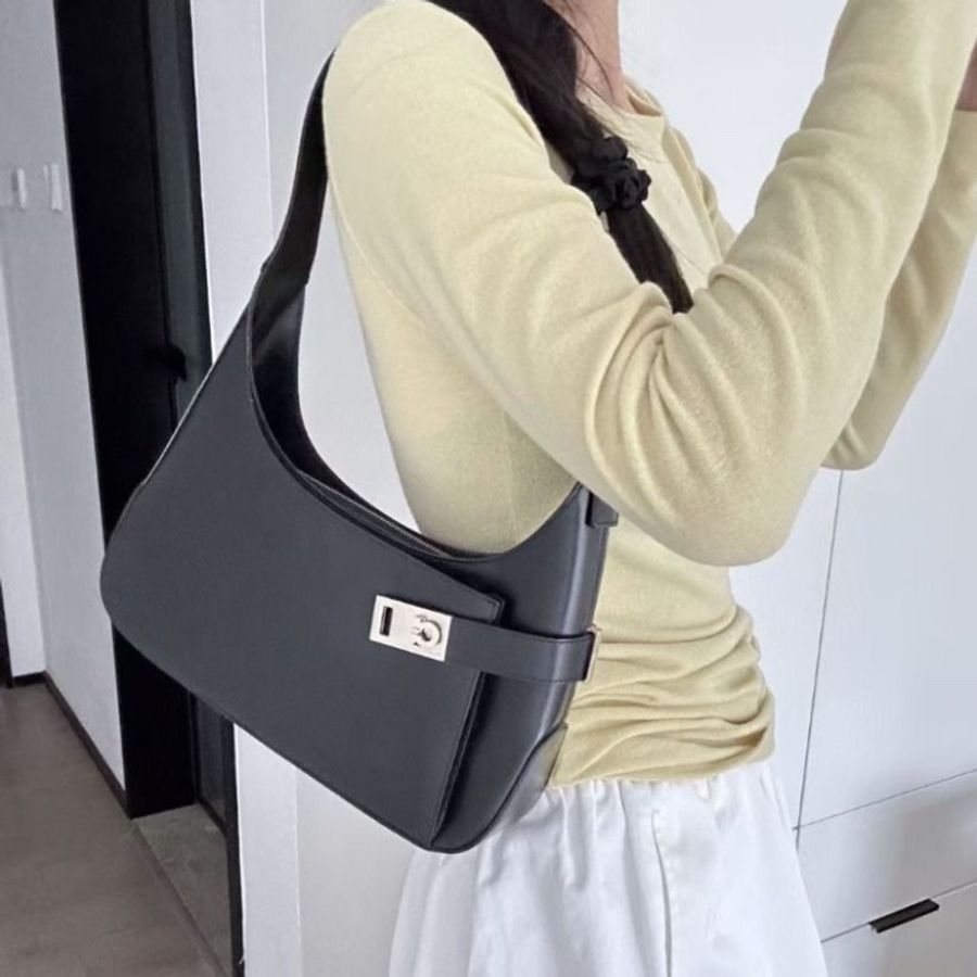 Ferragamo 黑銀扣 牛皮馬蹄扣 Hobo腋下包box亮面31*6*22   9新 配件塵袋-0